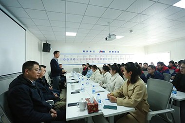 2023, en ny resa Ordförande Mr He på Jwell Machinery önskade alla anställda ett gott nytt år i Zhejiang-fabriken!